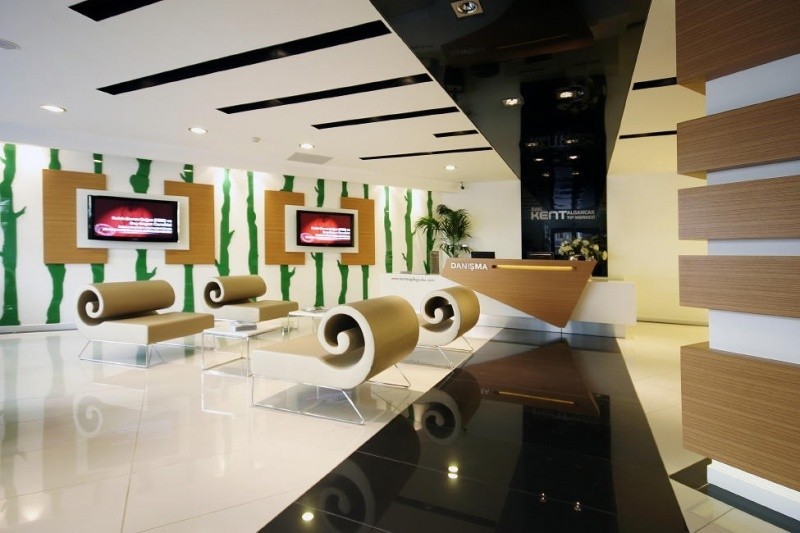 stretch-ceiling-into-hotel-lobby